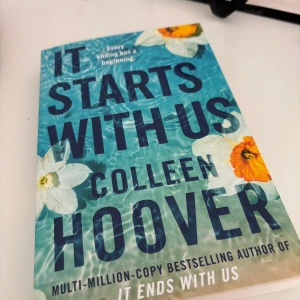 It Starts With Us - En uppföljare till succén 'It Ends With Us'! Följ Lily och Atlas när deras vägar korsas igen och gamla känslor väcks till liv. Perfekt för dig som gillar starka känslor, relationer och berättelser om att våga börja om.