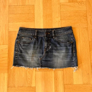 Fin lågmidjad jeanskjol - Säljer denna fina mörkblå lågmidjade jeanskjol som jag sytt från ett par styva jeans,  Mått syns i bilderna😊 jag har sytt dubbelsömmar med symaskin vid ”stresspunkterna” och förstärk nedre delen med en söm så att kjolen håller 