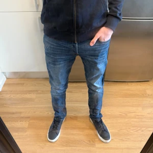 Jack & Jones Jeans - Sjukt snygga Jack & Jones SlimStraight/Tim jeans i fint skick (De finns små fläckar på baksidan). Storlek: W30/L34. Mått - Midja: 40cm Benlängd: 108cm. Hör av dig vid funderingar!🤩