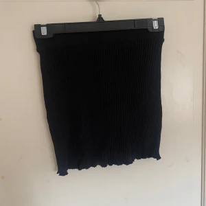 Svart minikjol - Svart ribbad minikjol från Zara men små volanger, gott skick utan defekter