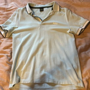 Ljusblå pikétröja BOSS - Väldigt bra skick. Pris kan diskuteras! Skriv vid önskemål om bilder, eller om du har någon fråga!