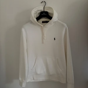 Vit Polo Ralph Lauren fleece hoodie - Säljer en vit hoodie Polo Ralph Lauren då den har blivit för liten. Den är sparsamt använd. Storlek M.