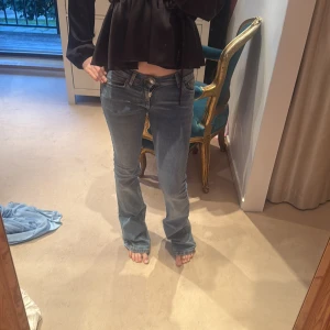 bootcut jeans ljusblå - Säljer ett par jeans i ljusblå tvätt. De har bootcut passform, låg midja och super snygga, de är nedsydda så de ska bli mer lowwaist men de är ingen som syns knappt❤️