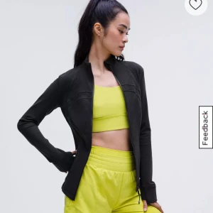 Svart sportig jacka med dragkedja - Svart, figurnära jacka med dragkedja framtill och hög krage. Säljer pga för stor, helt ny, bara testats. Stl 6/S