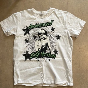 Vit Arrivederci t-shirt med tryck - Vit t-shirt från Arrivederci i storlek S med stort grafiskt tryck fram och text på ryggen. 