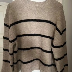 Stickad tröja - Aldrig använt, randig stickad tröja från Gina Tricot