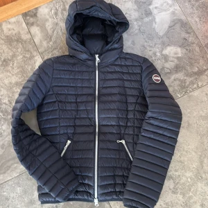 Jacka från colmar - Helt ny jacka från colmar storlek 44 passar mig som har xs/s. Färgen är mörkblå med silver detaljer🩷