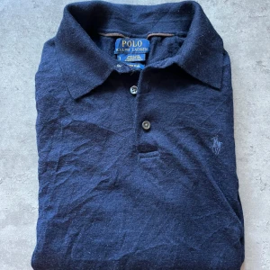 Ralph Lauren pikétröja  - Snygg långärmad pikétröja från Ralph Lauren. Tröjan är i bra skick och det är merino ull som gör den i fin kvalité. Skriv vid minsta fundering🙌 