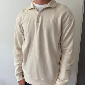 Beige half zip tröja från Zara - Snygg beige långärmad tröja från Zara med half zip-dragkedja och hög krage. Riktigt skön tröja och passar till allt! 