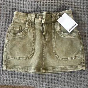 Grön jeanskjol  - Helt ny, oanvänd grön jeanskjol från bershka! Lappen kvar🫶🏼 Lowwaist-midwaist
