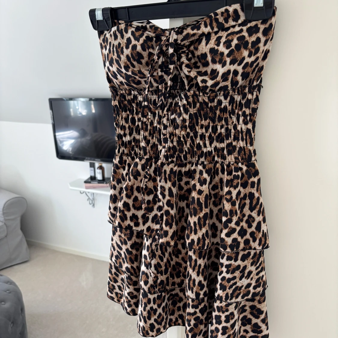 Leopardmönstrad kort klänning med volanger - 1