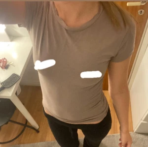 Beige t-shirt från Gina Tricot - En basic beige soft touch T-shirt från Gina Tricot i storlek XXS. Den sitter väldigt bra och har ett skönt material 🤍 jag säljer då jag inte tycker att färgen passar mig 💋