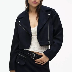 Svart jacka  Pull&Bear - Snygg svart jacka från Pull&Bear med silvriga dragkedjor och bälte i midjan. Storleken är xs, helt ny kostar 499💕