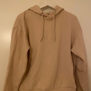 Beige hoodie  - Säljer en beige hoodie från 157 i storlek XS. Tröjan har huva med snörning och är tillverkad i mjuk bomullsmix. Perfekt för chill dagar och enkel att matcha med jeans eller mjukisbyxor.