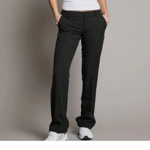 Svarta kostymbyxor med raka ben - Snygga svarta kostymbyxor med klassisk rak passform. Byxorna har låg midja och är i modellen Pw vera (nya modellen utan slits) och är i längden regular. Jag är 167 och de är långa på mig. Pris kan diskuteras!