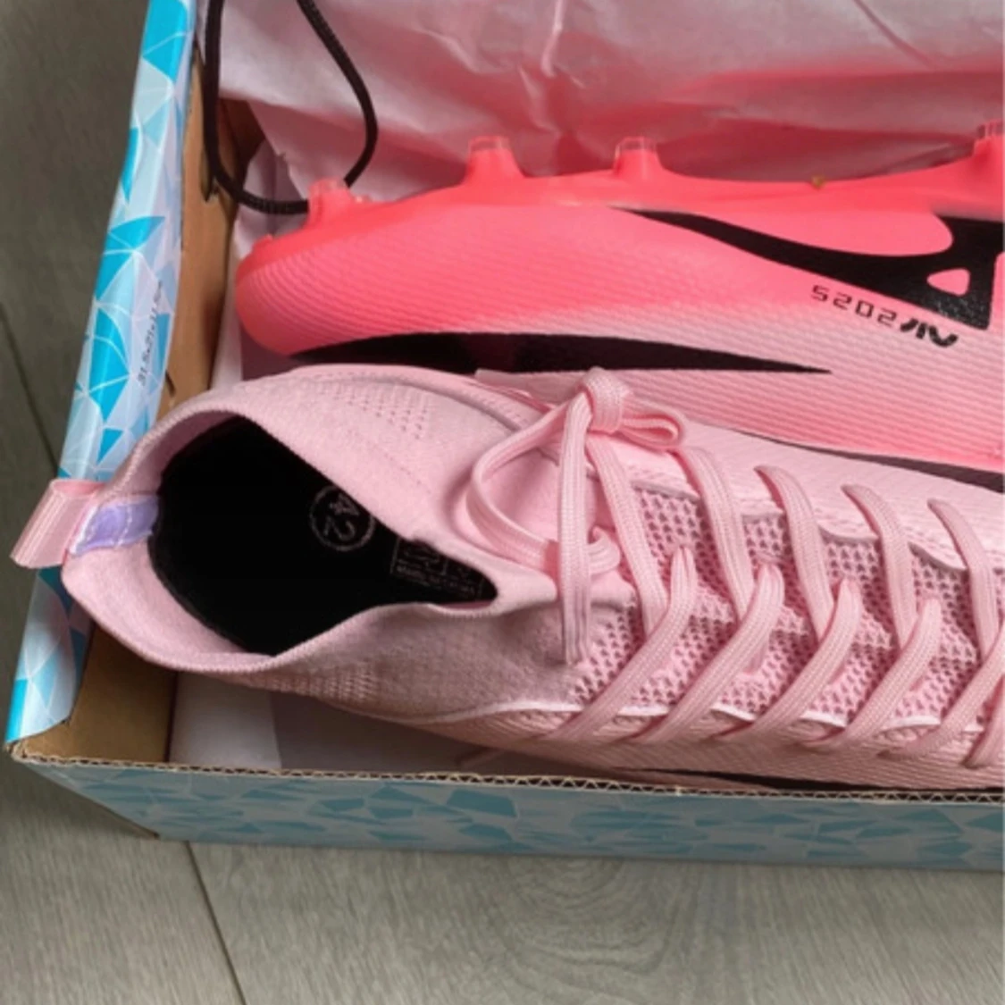 Rosa fotbollsskor med svart detalj - 2