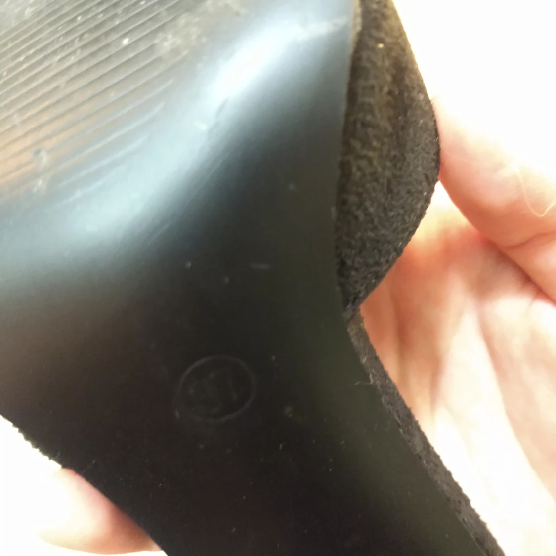 Svarta pumps med glittrig klack - 3