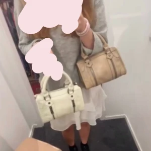 Säljer bara den vita väskan!! - Säljer en stilren liten handväska med korta handtag. Perfekt att bära i handen för en snygg och enkel look. Är aldrig använd!!