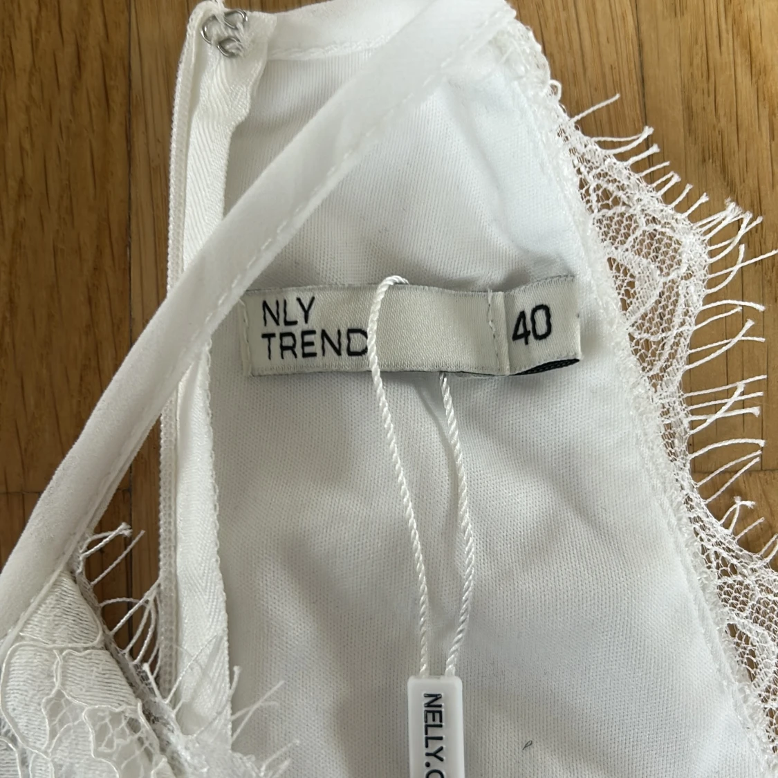 Vit spetsklänning från NLY Trend - 4