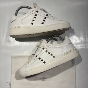 Valentino skor - Hej! Säljer nu mina skor från märket Valentino, storlek 37 bra skick, allt på bilden ingår. Tveka inte på att höra av dig om du har frågor eller funderingar kring skorna! 