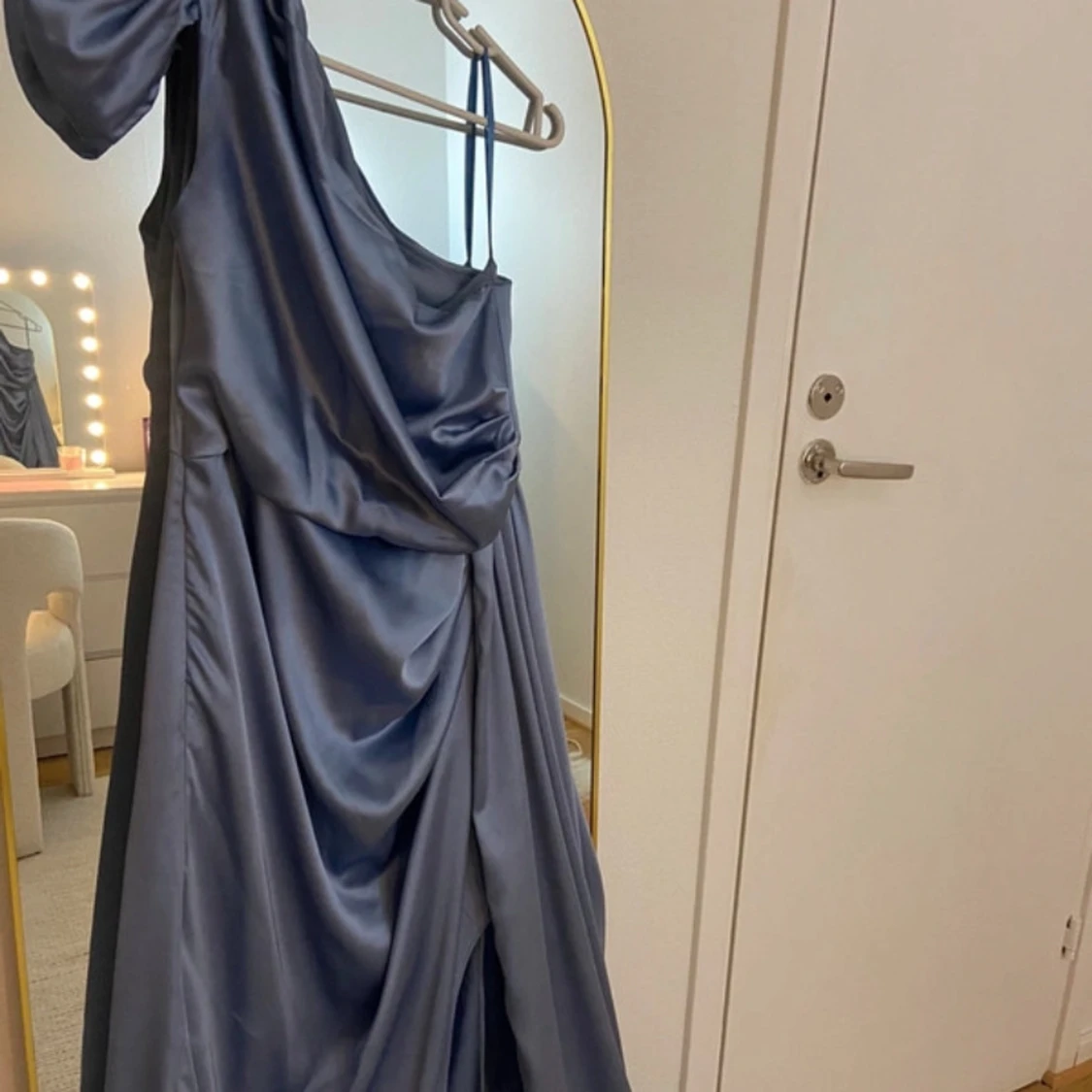 Blå långklänning med drapering - 1