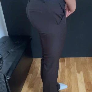 Svarta kostymbyxor med bootcut - Jätte fina kostymbyxor från Bikbok, sälj pågrund av att dem är små. Dem är använda 3 gånger så dem är helt nya, storlek 36