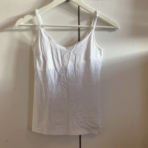 Vit linnetopp från 157, XS - En klassisk vit linnetopp från 157 i storlek XS. Linnethar justerbara axelband🤍