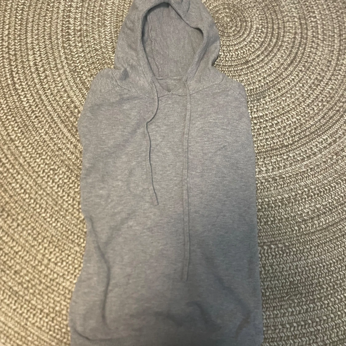 Grå hoodie med huva och snörning - 1