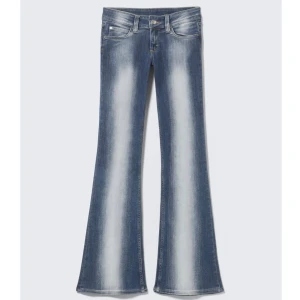 Cheap Monday jeans - Säljer dessa populära jeans som är köpta på weekday. Jeansen har en ljus tvätt längs benen och klassisk femficksdesign. 💓