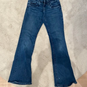 Blå bootcut jeans från Gina Tricot - Snygga blå jeans från Gina Tricot i klassisk bootcut-modell. (Passar inte mig längre)