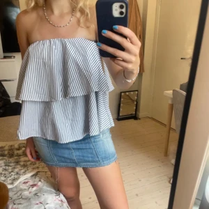 Lucy Wang topp - Säljer en superfin off shoulder topp ifrån Lucy Wang, köpt hör på Plick och de två förstå bilderna är tjejen jag köpte toppen av, den är helt oanvänd