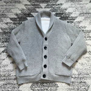 Stickad Cardigan - Säljer en riktigt snygg grå och stickad cardigan, den är helt ny och passar perfekt för en stilig look. Hör av er vid minsta lilla fundering! ☺️