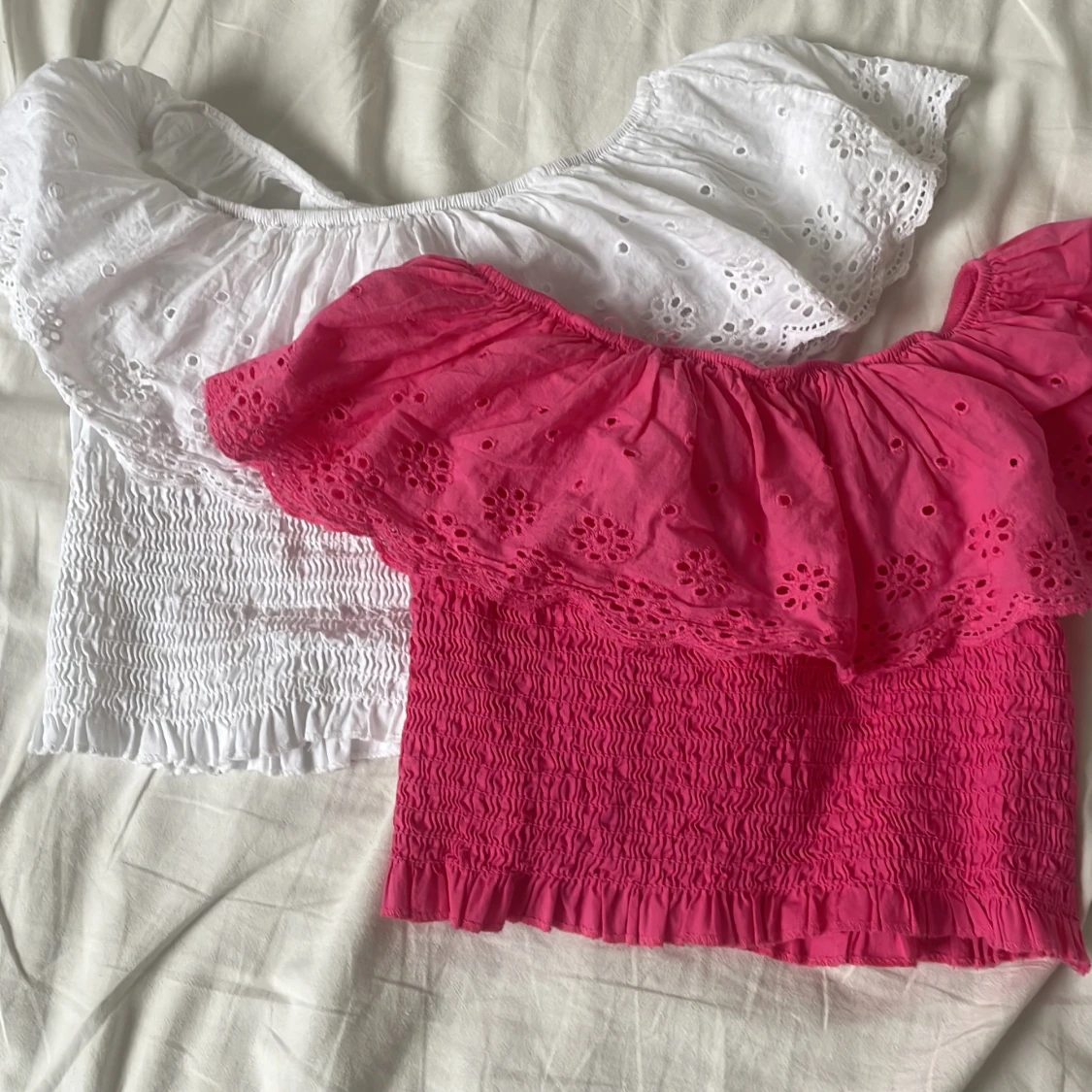 Broderad offshoulder topp i vitt & rosa - 1