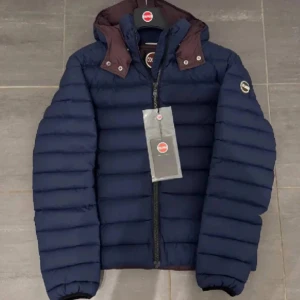 Colmar Vårjacka -  Sprillans ny jacka från Colmor✨, tags sitter kvar. Jackan är i en väldigt stilren marinblå färg, passar till allt. Denna är i storlek (50) vilket motsvarar ungefär S. Nypris på denna ligger runt 6000kr, säljs för endast 2400!!! 