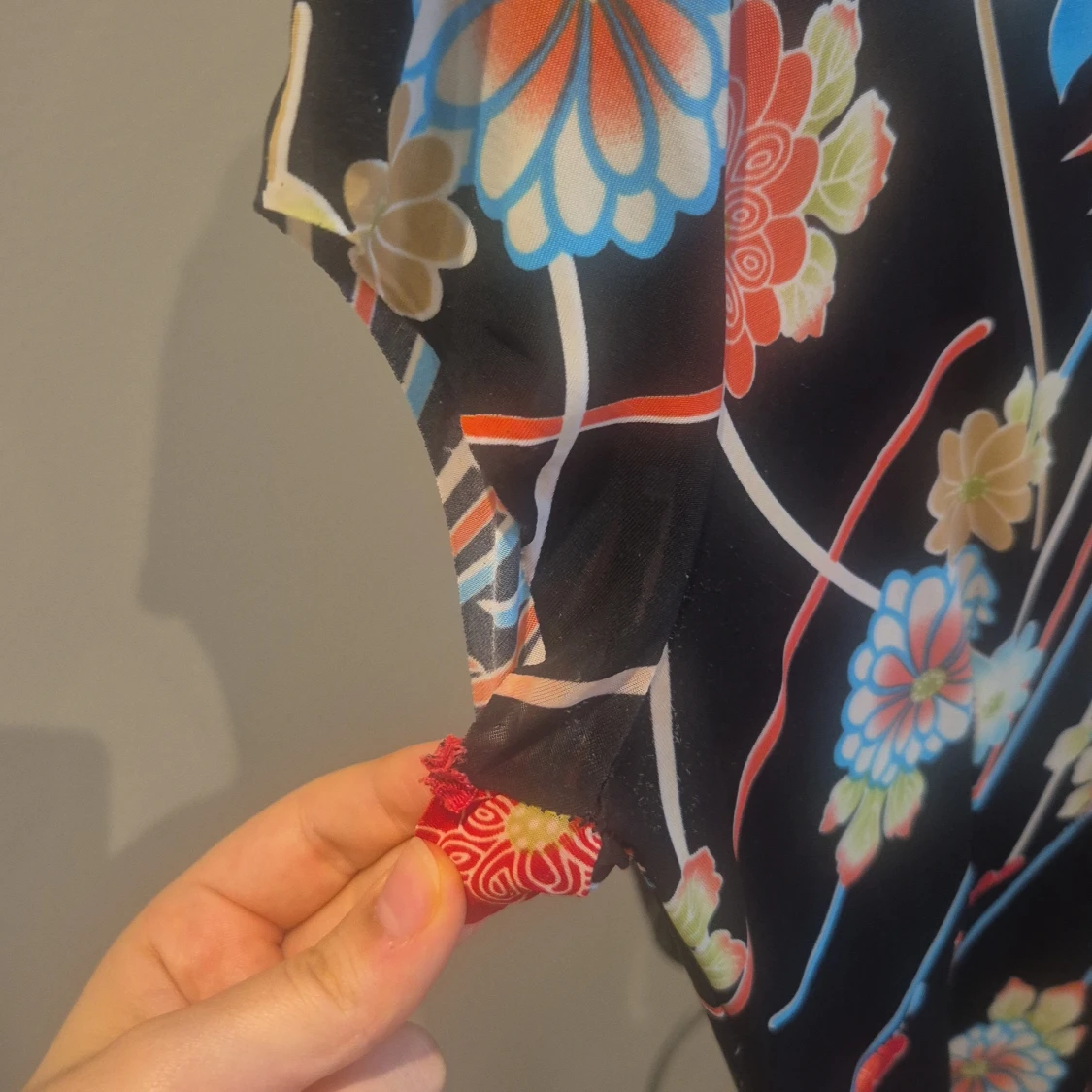 Blommig blus från Famosa i svart - 3