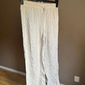 Beiga linnebyxor med snörning från SHEIN - Luftiga och sköna beiga linnebyxor från SHEIN med elastisk midja och snörning. Perfekta för varma dagar och chill vibes. Raka ben och enkel design som är lätt att matcha med allt.