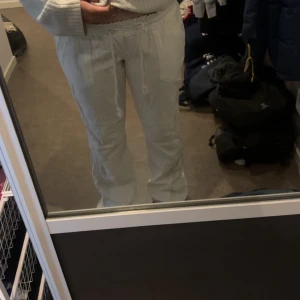 Vita linnebyxor från Roxy med snörning - Säljer ett par vita linnebyxor från Roxy i storlek XL. Byxorna har rak passform, resår och snörning i midjan samt två fickor framtill. Säljer eftersom dom är förstora, endast testade