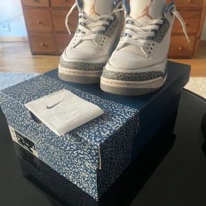 Jordan 3 “Wizards” - Säljer mina J3 Wizards som köptes för cirka 2 år sedan i Nederländerna. Kvitto finns och man får gärna legit checka de ifall man har funderingar. Säljer lågt då jag behöver pengarna till en bil. 