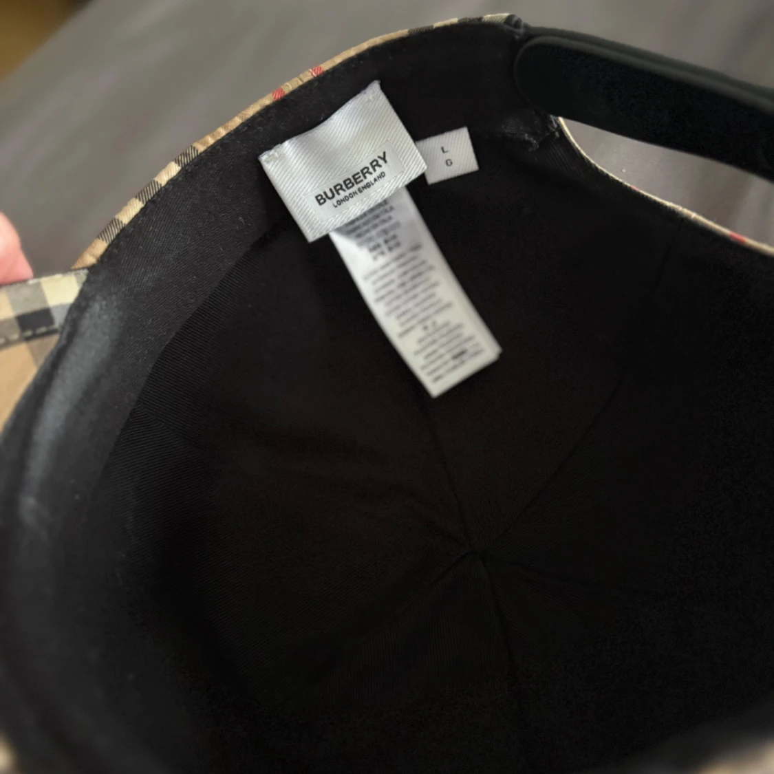 Burberry rutig keps i beige och svart - 3