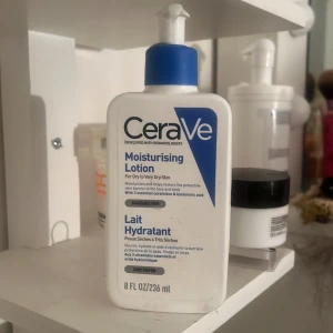 CeraVe Moisturising Lotion 236 ml - CeraVe Moisturising Lotion är en återfuktande lotion för torr till mycket torr hud. Kommer i en vit plastflaska med blå pump och blå detaljer. Innehåller tre essentiella ceramider och hyaluronsyra. Oparfymerad och passar både ansikte och kropp. Stor storlek
