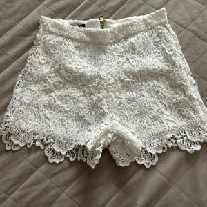 Vita spets-shorts från Lindex - Superfina vita shorts från Lindex i storlek 36, skriv för fler bilder eller frågor🥰