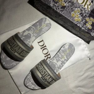 Dam sandaler.  - Skriv för mer information. 1*1. Helt nytt. Kommer med allt i bilden.    Storlek 38