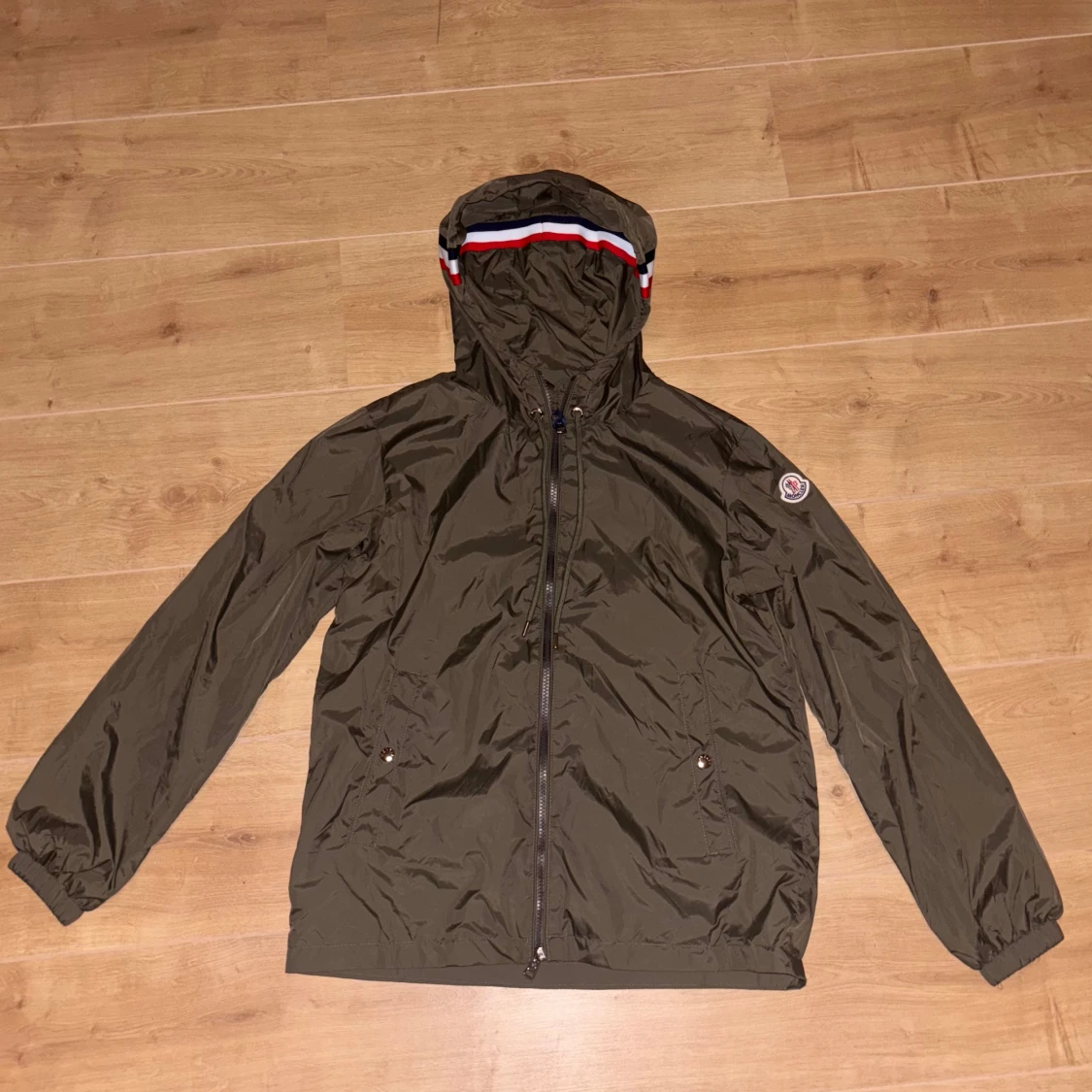 Olivgrön vindjacka från Moncler