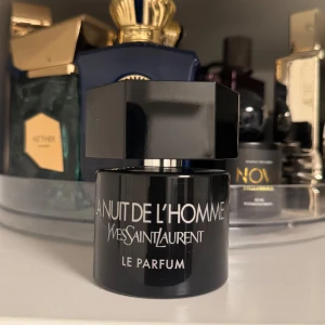 YSL La Nuit de L'Homme Le Parfum 60 ml (mängd enl sista bild) - En parfym från Yves Saint Laurent, La Nuit De L'Homme Le Parfum. Perfekt för den som söker en distinkt doft.