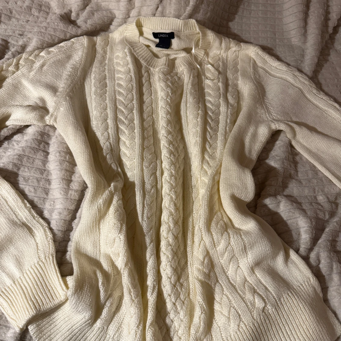 Vit kabelstickad tröja från Lindex