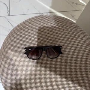 Ray-Ban Boyfriends - Klassiska Ray-Ban Boyfriends med mörka glas och ikonisk form. Perfekta för att lyfta din stil med en tidlös vibe. Snygg och enkel design som passar till allt.