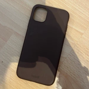 Mobilskal iPhone 11 - Brunt mobilskal till iPhone 11 från holdit, lite defekter på (se andra bilden)