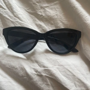 Svarta solglasögon  - Svarta solglasögon från hm! Inga tecken på användning förutom ett litet märke på glaset (bild 3) som man inte tänker på⭐️
