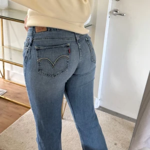 Levi's 518 Superlow - Mörkblåa vintage Levis jeans. Insydda i midjan så storleken är ungefär S/36 (min normala storlek). Inga defekter upptill men har hål längst ner baktill vid hälen. 