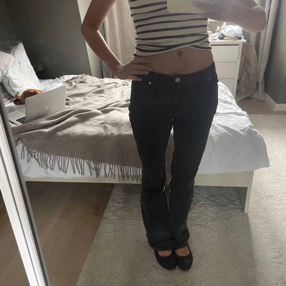 Svarta bootcut jeans med låg midja